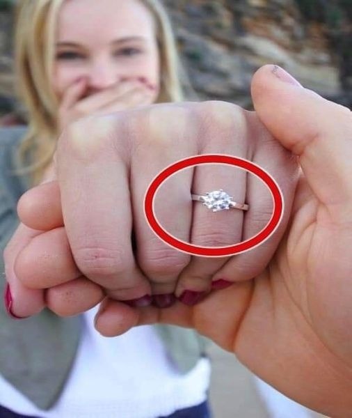 He proposed to her with a diamond ring, she accepted and was in ninth heaven, but when she found the receipt she made a horrible gesture. What happened between the two exceeds any limit. Here’s what the girl did when she saw how much her boyfriend paid for the ring… 😩😩😩