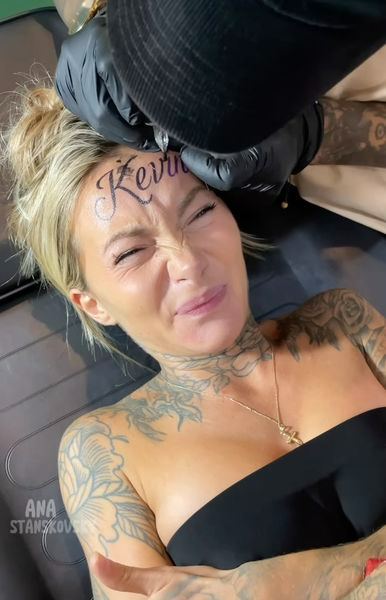 This woman made the bold decision to get her boyfriend’s name tattooed permanently on her forehead… and everyone is saying the same thing! 😱