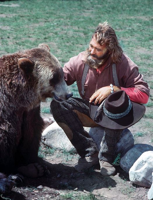 How Many People Remember Grizzly Adams And Ben The Bear. I Used To Watch Every Sunday, Made My Day 😁