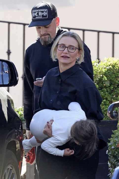 At 51 years old, Cameron Diaz welcomes her second child with husband Benji Madden! However, the birth announcement has caused a heated debate online… 😓