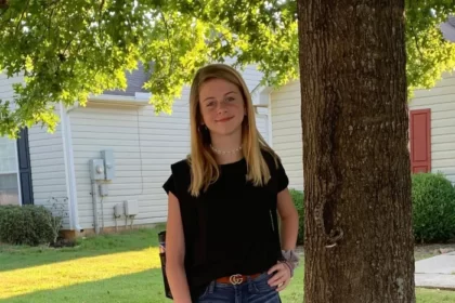 Mom Freaks Out After Noticing What’s In Background Of Daughter’s Back To School Picture. See it below!!