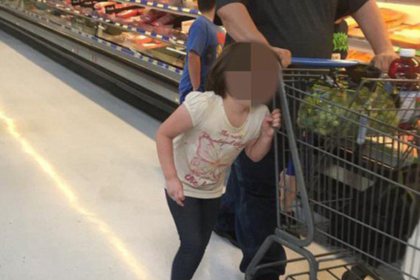 Woman Snaps Photo Of Man With Daughter After Noticing Small Detail, Sparks Police Investigation. See it below!!