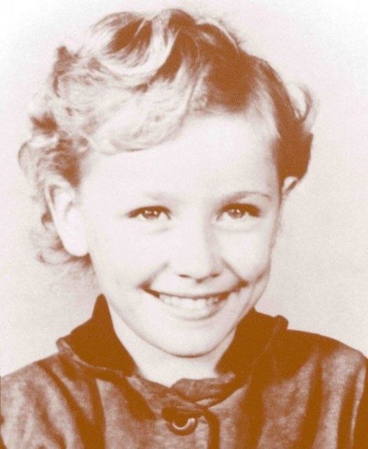 “Once a Poor Girl With Many Siblings”: Later She Became a Famous Country Star Who Is Now 77 Years Old!